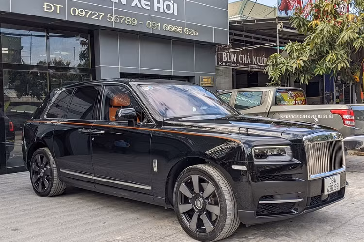 Đây là một trong những chiếc Rolls-Royce Cullinan tại Việt Nam đeo biển trắng 38 đầu tiên. Xe thuộc sở hữu của một đại gia có tập đoàn đa ngành nghề tại Hà Tĩnh. Ước tính tổng chi phí sau khi xe ra biển lên tới 40 tỷ đồng.