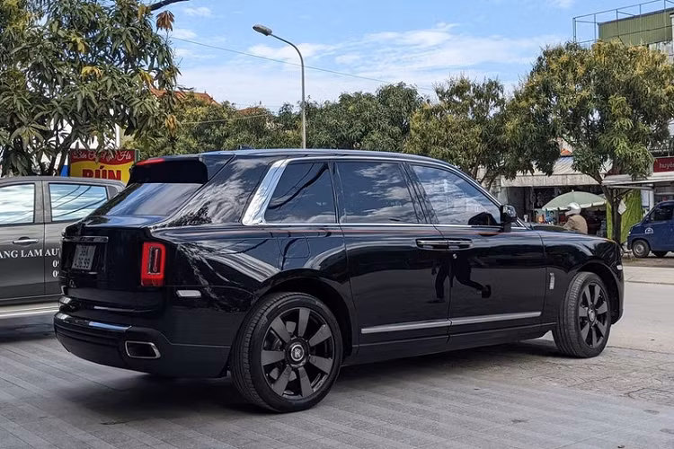 Siêu SUV được trang bị nhiều tính năng cao cấp như màn hình giải trí lớn phía sau, bàn làm việc, âm thanh 18 loa, sưởi ghế, massage, điều hòa 4 vùng độc lập, cửa ra vào hàng ghế sau đóng/mở điện, rèm che nắng, bầu trời sao... Rolls-Royce Cullinan là mẫu xe đánh dấu sự thay đổi toàn diện của hãng xe Anh Quốc bởi từ trước tới nay, Rolls-Royce vẫn chỉ được biết tới là một hãng xe chỉ sản xuất các dòng xe siêu sang gầm thấp.