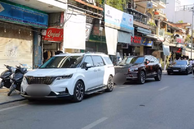 Tổng giá trị dàn xe sang nhà bầu Hiển phải trên 150 tỷ đồng. SUV siêu sang Bentley Bentayga V8 First Edition mới được Đỗ Vinh Quang sử dụng để sang nhà vợ sắp cưới được trang bị động cơ xăng V8, tăng áp kép, dung tích 4.0 lít, sản sinh ra công suất tối đa 542 mã lực và mô-men xoắn cực đại lên đến 770 Nm.