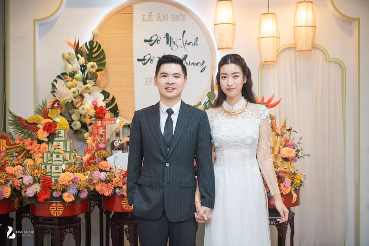 Chiều ngày 17/10/2022 vừa qua , trên đường phố Hà Nội bất ngờ xuất hiện đoàn xe bao gồm 9 chiếc xích lô mui trần cùng nhiều xe sang di chuyển ngay phía sau, nhìn vào những lễ vật mà người trên xe xích lô mang, không khó đây có thể là của nhà trai chuẩn bị sang nhà gái để làm lễ ăn hỏi hoặc lễ đính hôn như người Nam hay gọi.