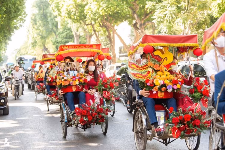 Quá trình tìm hiểu chúng tôi được biết, đoàn xe mui trần chạy bằng cơm này của nhà bầu Hiển chuẩn bị cho cậu con thứ 2 để sang nhà "ông xui" là bố mẹ của Hoa hậu Đỗ Mỹ Linh nhằm làm các thủ tục trước khi tổ chức rước dâu vào ngày 23/10 này.