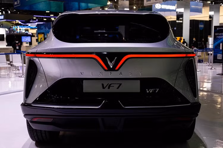 Nổi bật trên đầu xe là hai dải đèn LED định vị kéo dài đặt hai bên logo, trong khi lưới tản nhiệt giả bên dưới có thiết kế khá sang. Hốc đặt đèn pha hai bên có thiết kế mềm mại, bên trong là đèn pha LED dạng projector đặt thấp tương tự như các mẫu xe hiện tại của hãng.