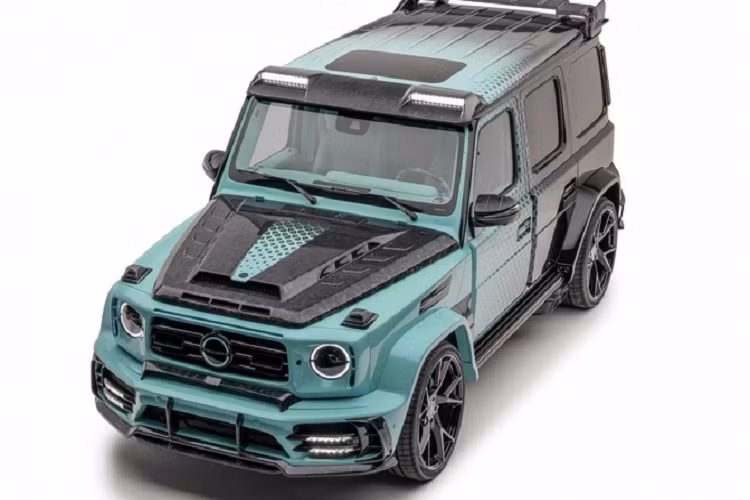 Về truyền động, Mansory đã đổi bộ tăng áp lớn hơn cho khối động cơ tăng áp kép V8 4.0L của G63, đồng thời thêm các đường ống dẫn mới và hệ thống xả hiệu suất cao.