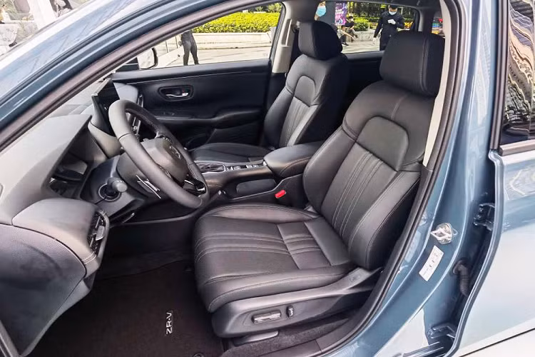 Bên trong Honda ZR-V 2023 là không gian nội thất được thiết kế theo phong cách giống Civic thế hệ thứ 11. Điều này được thể hiện qua bảng đồng hồ kỹ thuật số và màn hình trung tâm 10 inch nằm độc lập trên mặt táp-lô. Cửa gió điều hòa của xe cũng đi kèm tấm lưới hình tổ ong giống Honda Civic 2022.