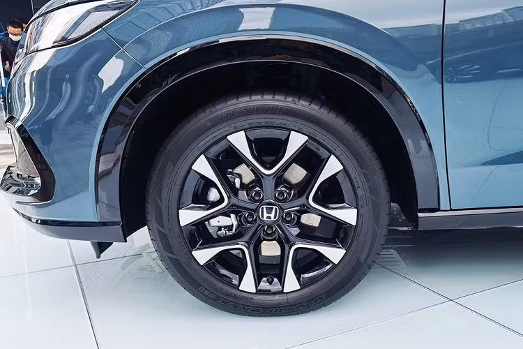 Bên ngoài, Honda ZR-V 2023 được áp dụng phong cách thiết kế mới, giống với HR-V thế hệ mới ở thị trường Mỹ. Theo đó, xe được trang bị lưới tản nhiệt hình lục giác với mắt lưới dạng tổ ong.