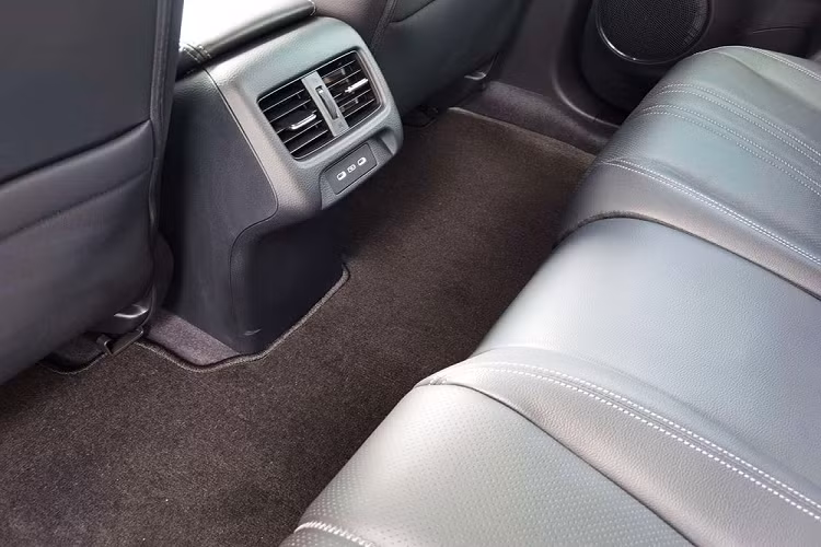 "Trái tim" của Honda ZR-V 2023 là khối động cơ xăng 4 xi-lanh, tăng áp, dung tích 1.5L, sản sinh công suất tối đa 182 mã lực và mô-men xoắn cực đại 240 Nm. Động cơ kết hợp với hộp số biến thiên vô cấp CVT. Đây chính là hệ truyền động hiện đang được dùng cho Honda Civic 2022.