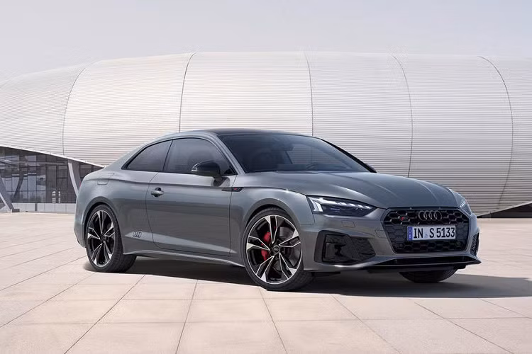 Các huy hiệu Audi "4 vòng tròn", gương chiếu hậu, các điểm nhấn ở cột A và cánh gió sau đều có đặc điểm giống nhau, ngoại trừ các mẫu A5 Cabriolet và A4 Avant có cánh gió ở mép trên nóc xe.Trong khi đó, riêng đối với các mẫu S4 và S5 sau khi được trang bị gói Competition Edition sẽ nhận được phần tên xe màu đen và đỏ nằm ngay trên lưới tản nhiệt.