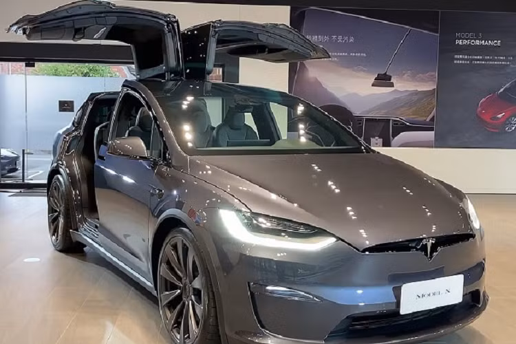 Vừa qua, một người mua Tesla Model X Plaid mới đã phàn nàn rằng anh rất thất vọng khi nhận bàn giao xe sau gần nửa năm đặt hàng. Cụ thể, người này đã đặt mua xe từ tháng 8/2021 và chỉ mới được giao xe cách đây vài ngày.