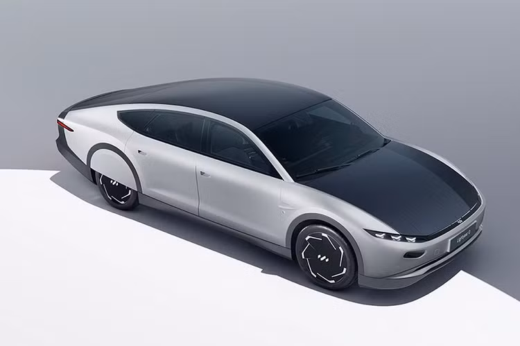 Theo công bố của nhà sản xuất, Lightyear Zero có thể vận hành tối đa 725 km trong chu trình thử nghiệm WLTP ở châu Âu. Mẫu xe này được thiết kế để tối ưu tính hiệu quả trong sử dụng, thay vì chú trọng vào các yếu tố như tốc độ và khả năng tăng tốc. Khi được giao đến khách hàng, Lightyear Zero sẽ sở hữu trọng lượng 1.575 kg, nặng hơn khoảng 260 kg so với thiết kế ban đầu.