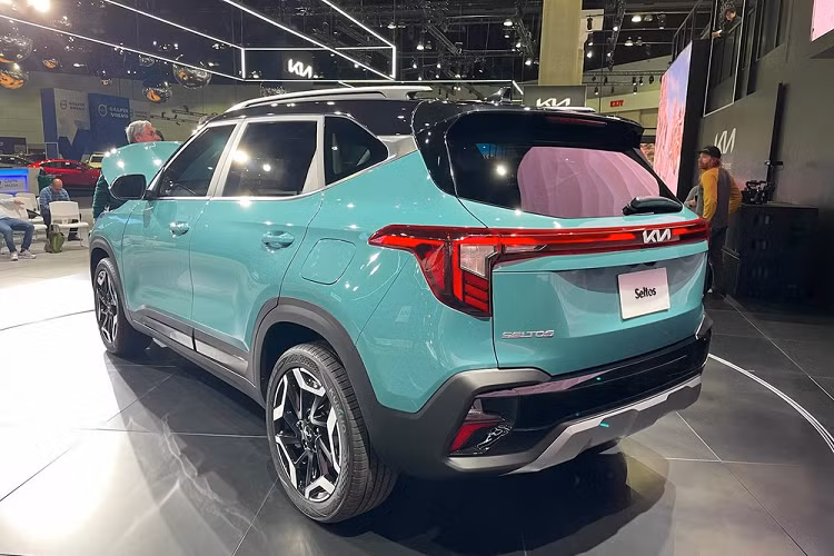 Tuy nhiên, Kia Seltos 2023 dành cho thị trường Mỹ vẫn dùng cần số quen thuộc thay vì núm xoay chuyển số như xe ở Hàn Quốc. Những trang bị tùy chọn của xe gồm có cửa cốp chỉnh điện, ghế trước thông hơi, tính năng cập nhật phần mềm qua WiFi và công nghệ khóa kỹ thuật số, dùng điện thoại thông minh thay cho chìa khóa.