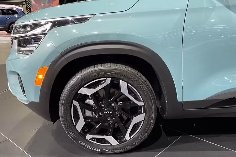 Khi mua Kia Seltos 2023, khách hàng Mỹ có thể chọn các màu sơn ngoại thất mới như xanh nhạt Pluton Blue, đen Fusion Black và xanh lá Valais Green. Ngoài ra, khách hàng có thể chọn phiên bản X-Line với thiết kế thể thao hơn nhờ lưới tản nhiệt màu xám nòng súng, những chi tiết ốp ngoại thất màu đen bóng, baga nóc và vành hợp kim 18 inch khác biệt.