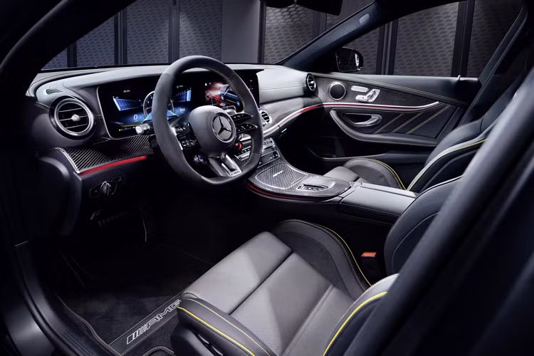 Đặc biệt, E63S Final Edition có chế độ Drift giúp người lái thể hiện kĩ năng trượt bánh sau đẹp mắt.