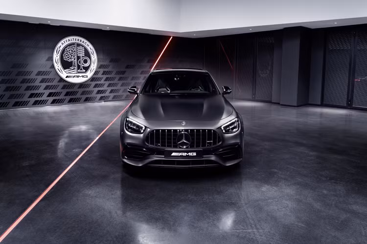 Mẫu xe thể thao chào đón chủ xe bằng logo AMG chiếu trên mặt đất và trên bậc cửa. Gói AMG Performance Seat cung cấp sự hỗ trợ người lái từ ghế ngồi có sưởi và điều chỉnh điện, bọc da AMG Nappa màu xám ngọc trai/đen titan với chỉ khâu màu vàng tương phản.
