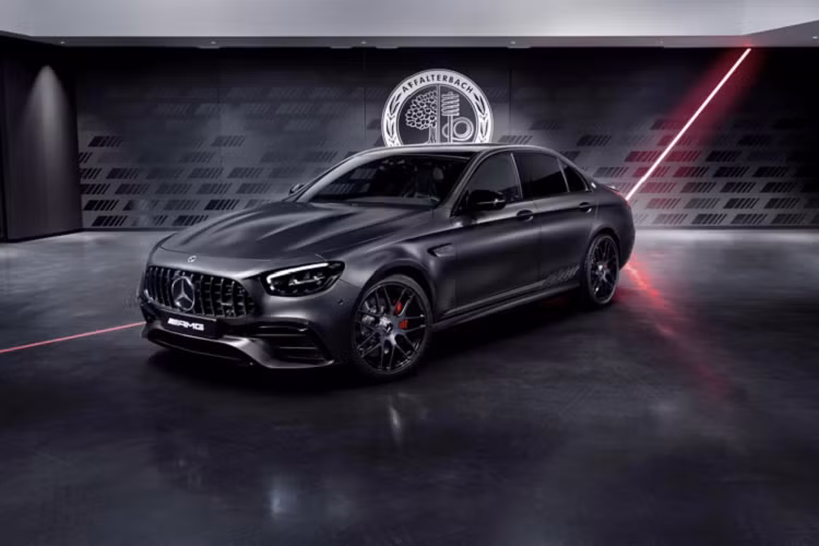 Đây như một lời chào tạm biệt với thế hệ hiện tại của E-Class và động cơ V8 tăng áp kép của AMG vì mẫu xe Mercedes-AMG E63 S Final Edition 2022 mới sẽ có hệ thống truyền động plug-in hybrid.