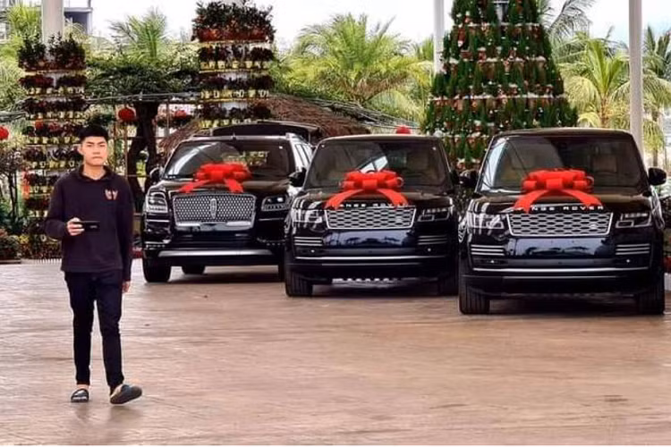 Xe có ngoại thất màu đỏ kết hợp nhiều chi tiết màu đen nhám như nắp capo, nóc xe và nắp cốp. Ngoài ra, trên nắp capo còn có 2 khe gió cỡ lớn vừa giúp tản nhiệt cho động cơ vừa giúp tăng thêm vẻ cơ bắp, hầm hố cho xe.