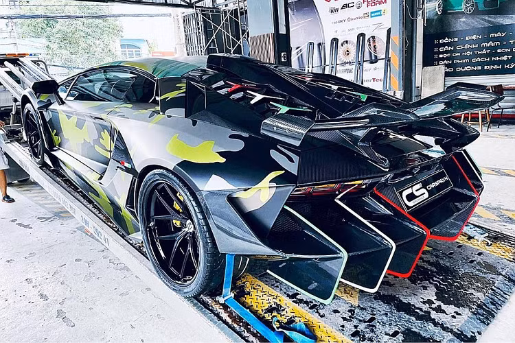 Gói độ đắt đỏ và siêu hiếm của hãng độ Duke Dynamics đã giúp Lamborghini Aventador LP700-4 lột xác qua nhiều phiên bản khác nhau từ nâng cấp giữa vòng đời là Aventador S ở đầu xe, đến xe giới hạn Lamborghini Aventador SVJ ở hốc gió bên hông và vòng ra đuôi xe có thể thấy phần khuếch tán lấy ý tưởng của siêu phẩm triệu đô Lamborghini Centenario.