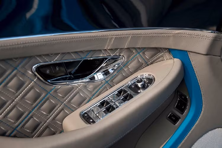 Về truyền động, Bentley Continental GT V8 Mulliner sử dụng động cơ tăng áp kép V8 4.0L, sản sinh công suất 542 mã lực và mô-men xoắn 770 Nm. Sức mạnh này cho phép xe tăng tốc từ 0 đến 100 km/h trong 4,0 giây trước khi đạt tốc độ tối đa là 318 km/h.
