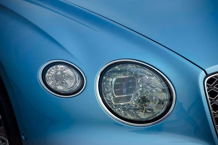 Chiếc Bentley Continental GT V8 Mulliner độc nhất Việt Nam được hoàn thiện trong lớp sơn ngoại thất màu xanh Light Windsor Blue, kết hợp bộ bodykit carbon đắt đỏ. Phần đầu xe nổi bật với lưới tản nhiệt hình kim cương dạng Double Diamond với xương lưới mạ crôm sáng bóng. Hai bên là hệ thống đèn chiếu sáng dạng LED Matrix kết hợp với chóa đèn có hiệu ứng pha lê “đẳng cấp”.
