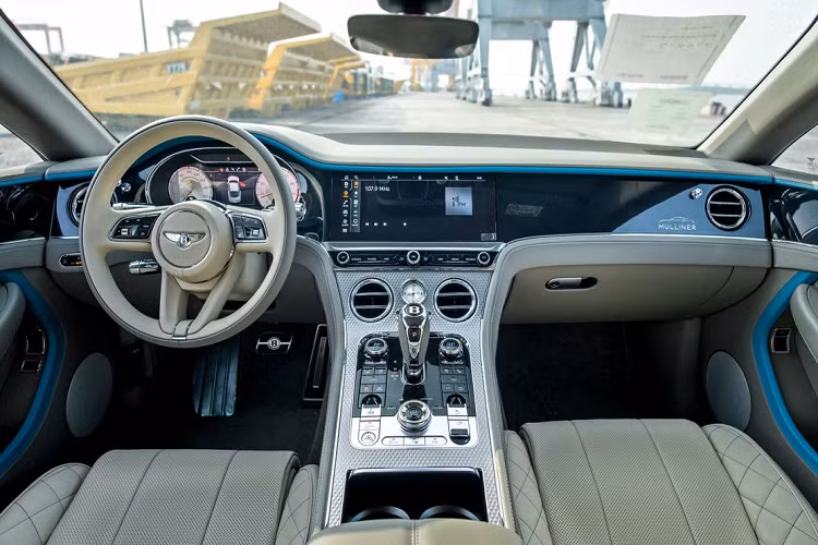 Một chi tiết không thể bỏ qua bên trong cabin của Bentley Continental GT V8 Mulliner là mặt táp-lô gỗ piano đen bóng cao cấp, được xem là biểu tượng nền tảng cho mọi thiết kế, cũng như nét độc đáo của Continental GT. Gói thiết kế Mulliner Driving Specification là trang bị tiêu chuẩn trên mẫu xe Continental GT Mulliner, mang đến thiết kế “kim cương trong kim cương” được thể hiện với kỹ thuật thêu nổi trên ghế ngồi, ốp cửa và tấm ốp phía sau.