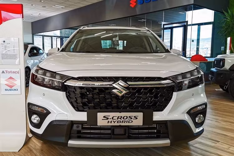 So với thế hệ cũ, Suzuki SX4 S-Cross 2022 mới đi kèm đầu xe thẳng đứng hơn và có thiết kế gợi liên tưởng đến Suzuki XL7. Tại đây, chúng ta sẽ bắt gặp lưới tản nhiệt mới rộng hơn và được sơn màu đen. Bên trong lưới tản nhiệt còn có 2 nẹp mạ crôm mới, nối liền với logo của hãng Suzuki. Nẹp mạ crôm trên lưới tản nhiệt ăn sâu vào bên trong cụm đèn pha, chia chi tiết này thành 2 phần. Trong đó, tầng bên trên là 3 đèn LED định vị ban ngày và bên dưới là đèn pha LED.