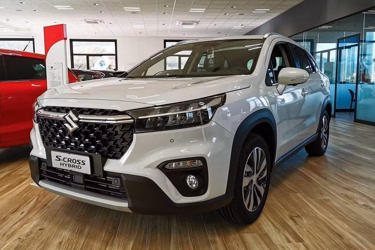  Suzuki SX4 S-Cross thế hệ mới đã lần đầu tiên trình làng tại thị trường châu Âu vào tháng 11 năm ngoái. Sau 5 tháng, mẫu SUV hạng B này bất ngờ xuất hiện tại đại lý ở Trung Quốc. Tương tự xe tại châu Âu, Suzuki SX4 S-Cross 2022 dành cho thị trường Trung Quốc cũng được áp dụng phong cách thiết kế mới đẹp mắt và cứng cáp hơn.