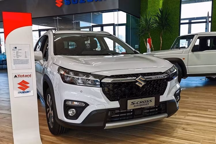 Vòng ra phía sau, chúng ta có thể bắt gặp cánh gió mui mở rộng so với thế hệ cũ và kính sau cỡ lớn. Tiếp đến là cụm đèn hậu ăn sâu vào bên trong cửa cốp, nối với nhau bằng nẹp màu đen ở giữa tích hợp logo của hãng Suzuki. Trên cản sau còn có nẹp bằng nhựa màu đen, 2 hốc gió giả đi kèm đèn phản quang và tấm ốp gầm màu bạc. Bước vào bên trong Suzuki SX4 S-Cross 2022, khách hàng Trung Quốc sẽ được chào đón bằng không gian nội thất có thiết kế khá đơn giản.