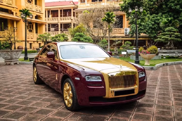 Người muốn tham gia buổi đấu giá chiếc xe siêu sang này phải đóng số tiền cọc là 1,825 tỷ đồng, tương ứng với 20% giá đấu khởi điểm từ 8h30 ngày 22/11/2022 đến 16h ngày 24/11/2022. Thời gian diễn ra buổi đấu giá lần 4 sẽ diễn ra vào lúc 14h ngày 25/11/2022.