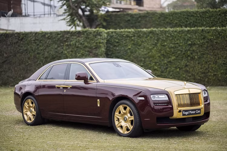 Chiếc Rolls-Royce Ghost mạ vàng độc nhất Việt Nam là tài sản từng thuộc quyền sở hữu của ông Trịnh Văn Quyết, trước khi bị ngân hàng BIDV tịch thu hồi đầu tháng 9/2022 để xử lý nợ.