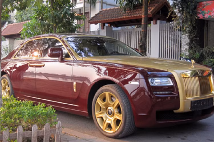 Hiện chiếc xe siêu sang vẫn đang được trưng bày tại 1 showroom tại Hà Nội để chờ khách xem theo thông báo của đơn vị bán đấu giá.