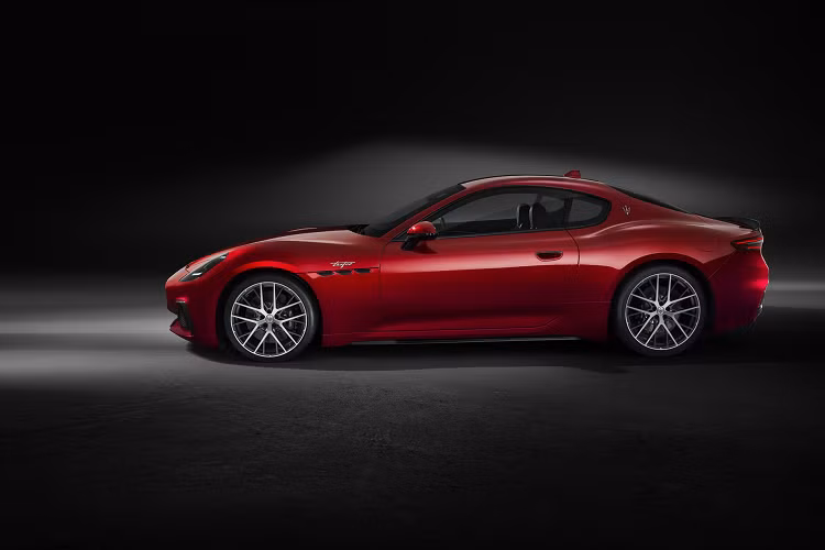 GranTurismo Trofeo tập trung vào hiệu suất có phiên bản động cơ V6 mạnh mẽ hơn, sản sinh công suất 550 mã lực và mô-men xoắn 650 Nm, đồng thời có bộ vi sai tự khóa điện tử. So với phần còn lại của dòng sản phẩm Maserati, động cơ này mạnh hơn mức 523 mã lực của Grecale Trofeo SUV nhưng ít hơn 621 mã lực (của siêu xe MC20). GranTurismo Trofeo tăng tốc từ 0 - 100 km/h trong 3,2 giây và có thể đạt tốc độ tối đa 320 km/h.