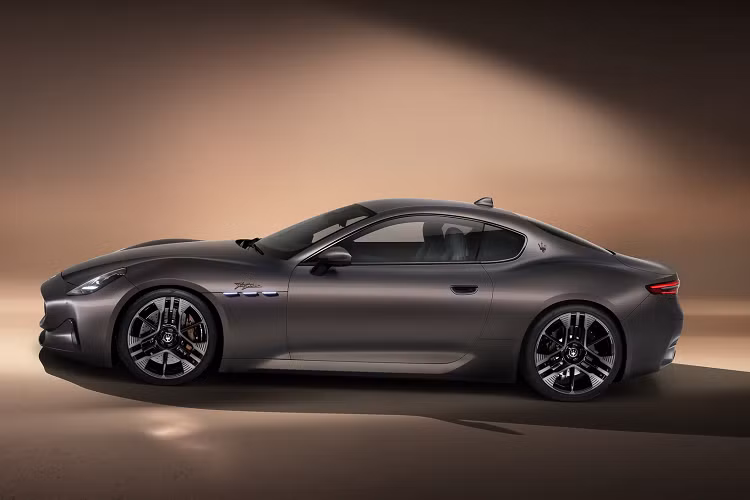 Một chiếc xe thể thao sang trọng phải đi kèm với hệ thống âm thanh phù hợp, vì vậy Maserati đang cung cấp hệ thống 19 loa 1.195 Watt của Sonus Faber. Hiện mức giá xe Maserati GranTurismo 2023 vẫn chưa công bố.