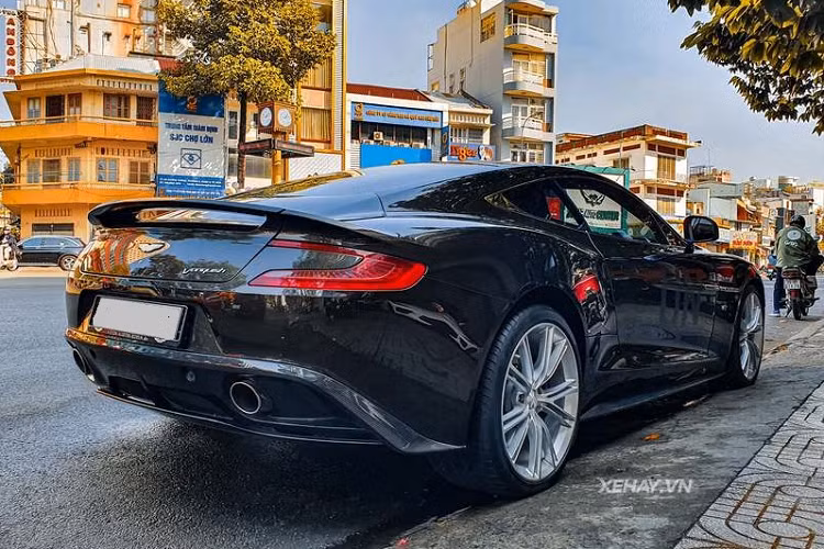 Trong khi đó, cặp đèn hậu của xe lấy cảm hứng từ siêu xe Aston Martin One-77, mang vẻ nhẹ nhàng nhưng hiệu ứng thị giác vô cùng mạnh mẽ. Vanquish cũng được trang bị cánh gió đuôi thể thao.