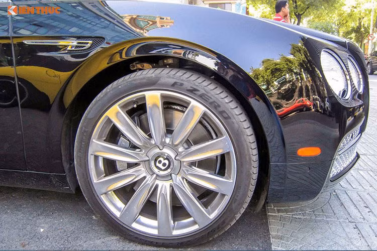 Thông tin chúng tôi nắm được, chiếc xe siêu sang Bentley Flying Spur mang biển tứ quý 6 này từng chung garage với rất nhiều siêu xe, xe thể thao và cả Mercedes-Benz G63 AMG mang các loại biển tứ quý khác nhau như 6, 8 hay 9. Chủ nhân sau đó bán đi rất nhiều xe khủng và sau này mới sưu tập lại hơn 30 siêu xe và xe siêu sang đủ loại.