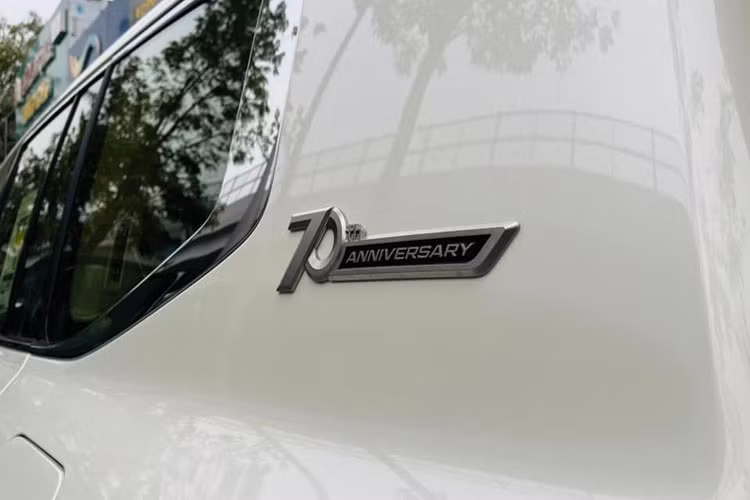 Mức giá xe Toyota Land Cruiser 2022 đặc biệt nhập Trung Đông phiên bản VX kỷ niệm 70 năm (70th Anniversary) đang được đại lý tư nhân ở Hà Nội chào bán với mức khoảng gần 6 tỷ đồng.