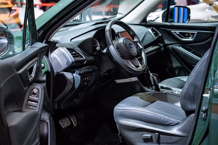 Do chỉ là bản nâng cấp giữa vòng đời nên Subaru Forester 2023 không có nhiều thay đổi về thiết kế nội/ngoại thất so với đời cũ, động cơ vẫn là loại 2.0L hút khí tự nhiên có công suất tối đa 154 mã lực và mô-men xoắn cực đại đạt 196 Nm.
