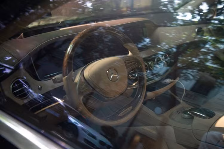 Một số thông tin cho rằng đại gia Quyết "Còi" đi lễ đầu Xuân. Khi xem xong biển số xe Mercedes-Maybach S600 Pullman này, không ít người cho biết biển số xe có con số 53 rất thú vị với Quyết "Còi".