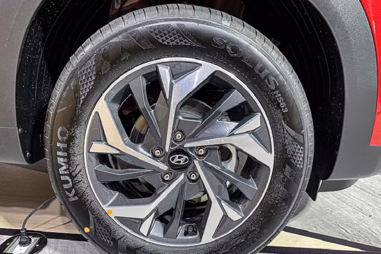 Hyundai Creta 2022 tại Thái Lan có 2 màu nội thất gồm Đen và Nâu, khác biệt với thị trường Việt, chỉ có duy nhất nội thất màu Đen. Hơn nữa, Creta 2022 tại Thái Lan còn được trang bị sạc điện thoại không dây, đèn LED trang trí nội thất, cửa sổ trời toàn cảnh – đóng mở bằn