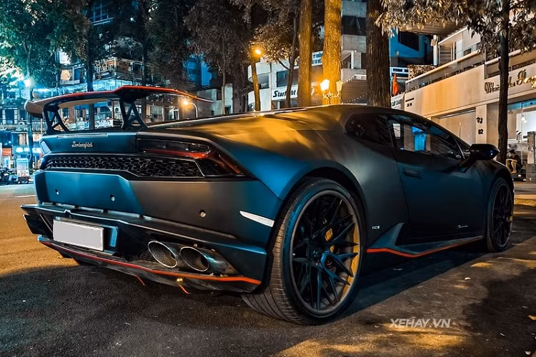 Được biết, đây còn là một trong số ít Lamborghini Huracan tại Việt Nam được trang bị nắp động cơ bằng kính, nguyên bản thì phần nắp kính động cơ này có dạng chất liệu tổng hợp xếp tầng nhằm nhấn mạnh vào sự hầm hố của chiếc xe.