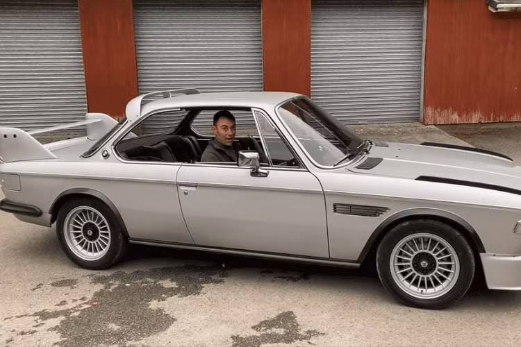Giờ đây, nó có thân vỏ dữ dằn của một chiếc BMW 3.0 CSL chạy động cơ Tesla Model S. Nhìn từ bên ngoài, mọi người không có manh mối nào để nhận biết chiếc BMW này bây giờ chạy bằng điện. Tuy nhiên khi mở mui xe, ta lập tức nhìn thấy một bộ pin lớn chiếm vị trí vốn dành cho động cơ 6 xi lanh thẳng hàng dung tích 3.0 lít. Ở phía sau, nó có một bộ pin khác và hệ thống mô tơ điện lấy từ Tesla.