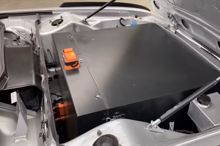 Như đã đề cập, chiếc BMW cổ điển đã bị dột nước trong nhiều năm vì vậy cabin cần được đại tu hoàn toàn. Về cơ bản, người chế tạo xe vẫn muốn bảo toàn dáng vẻ cổ điển. Người ngồi phía trước có thể thoải mái trong những chiếc xe ôm lưng thấp, trong khi cabin có nhiều chi tiết trang trí bằng gỗ, bao gồm trên mặt táp lô, cụm điều khiển trung tâm, và ốp cửa.
