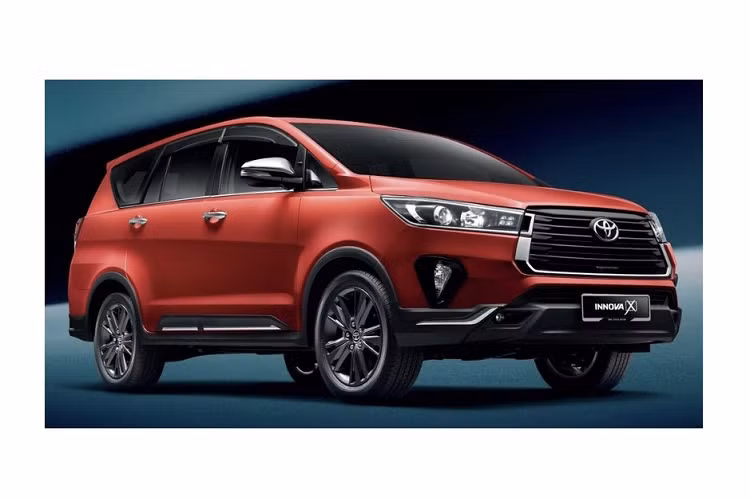 Động cơ này kết hợp hộp số tự động 6 cấp và hệ dẫn động cầu sau. Ngoài ra, xe còn có 3 chế độ lái Normal, Eco và Power. Theo nguồn tin rò rỉ từ thị trường Indonesia, Toyota Innova thế hệ mới sẽ ra mắt vào tháng 11 năm nay.