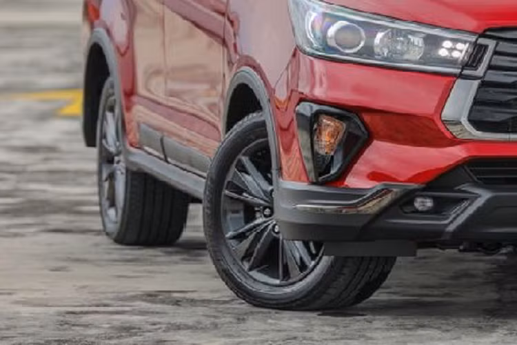 Trên phiên bản mới, mẫu xe MPV Toyota Innova 2023 được bổ sung và nâng cấp loạt trang bị nội thất. Xe được trang bị màn hình cảm ứng trung tâm 9 inch, hỗ trợ kết nối Apple CarPlay/Android Auto không dây.