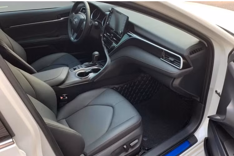 Không chỉ vậy, mẫu xe này được trang bị công nghệ an toàn tiên tiến hiện nay của Toyota nhhư hệ thống an toàn toàn cầu Toyota Safety Sense cùng hàng loạt tính năng an toàn khác như Hệ thống cảnh báo điểm mù (BSM), Hệ thống cảnh báo phương tiện cắt ngang (RCTA), Camera 360, 8 cảm biến hỗ trợ đỗ xe...