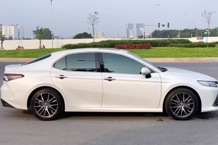 Về thiết kế, Toyota Camry 2022 nổi bật với lưới tản nhiệt to rộng, hệ thống đèn full LED tích hợp cùng nhiều tính năng hiện đại và la-zăng 18 inch thể thao, cửa sổ trời và cụm đèn hậu được tinh chỉnh.