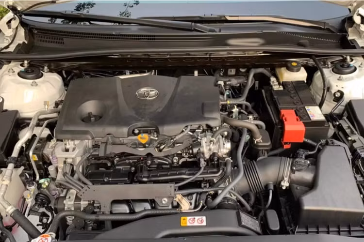 Toyota Camry đang được phân phối chính hãng tại thị trường Việt Nam với 04 màu ngoại thất (Đen 218, Đen 222, Đỏ, Trắng ngọc trai) và 02 màu nội thất (Đen, Be). Mức giá xe Toyota Camry 2022 được phân phối chính hãng từ 1,050 tỷ đồng đến 1,449 tỷ đồng.