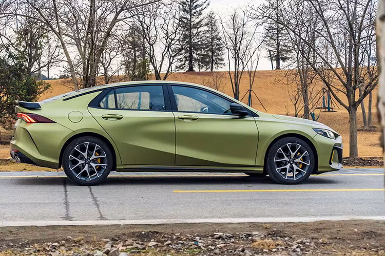 Tuy nhiên, mẫu xe sedan GAC Trumpchi Empow dường như đã kết hợp mọi thứ một cách khéo léo để tránh gây cảm giác đây là một sản phẩm nhái rẻ tiền dựa theo một mẫu xe nổi tiếng cụ thể nào đó.