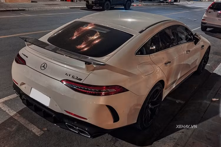 Ngoài ra, mẫu Mercedes-AMG GT 63S còn sở hữu cánh chia gió chủ động AIRPANEL bằng sợi carbon phía dưới cản trước. Chi tiết này sẽ phát huy tối đa công dụng khi xe vận hành ở chế độ Race và tốc độ trên 80 km/h. Lúc này cánh gió sẽ hạ góc nghiêng xuống thêm 40 mm và lực nén được tăng lên 40 kg khi đạt tốc độ 250 km/h. 