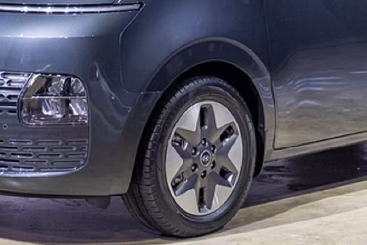 Tại thị trường Malaysia, giá xe Hyundai Staria 2.2D Premium đang được bán với giá từ 81.721 USD (khoàng 1,915 tỷ đồng), trong khi dòng sản phẩm Grand Starex có giá khởi điểm 36.962 USD (khoảng 866 triệu đồng).