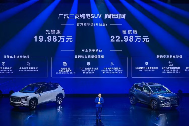  Mitsubishi Airtrek EV 2022 mới là mẫu SUV thuần điện đã lần đầu tiên trình làng tại thị trường Trung Quốc trong triển lãm Ô tô Quảng Châu năm ngoái. Sau 4 tháng, mẫu SUV này đã chính thức được bày bán tại thị trường Trung Quốc với 2 phiên bản là Pioneer và Hardcore. Giá xe Mitsubishi Airtrek EV 2022 tại thị trường sát cạnh Việt Nam dao động từ 199.800 - 229.800 Nhân dân tệ (khoảng 699 - 804 triệu đồng), rẻ hơn mức dự kiến vào năm ngoái.
