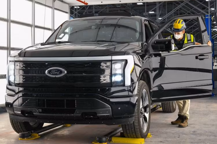 Mới đây, trên trang web của mình, hãng xe Mỹ đã xác nhận mẫu Ford F-150 Lightning 2022 cháy hàng toàn bộ vì nhu cầu quá cao của khách hàng. Hiện những người muốn mua F-150 Lightning 2022 chỉ có thể đợi xe từ đại lý với giá cao hơn giá xuất xưởng hoặc đợi đến model 2023.